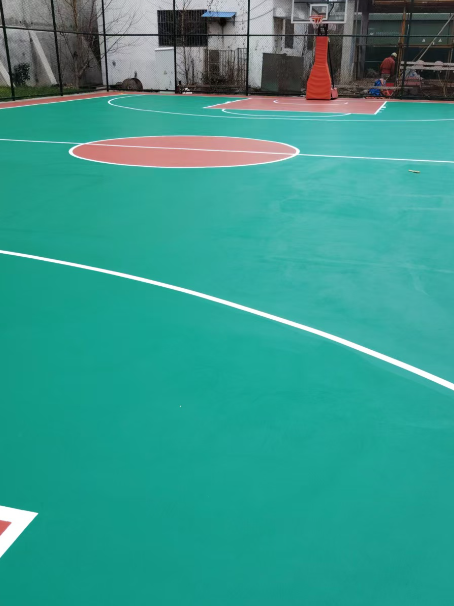 玛纳斯 球场长期使用易出现地面开裂